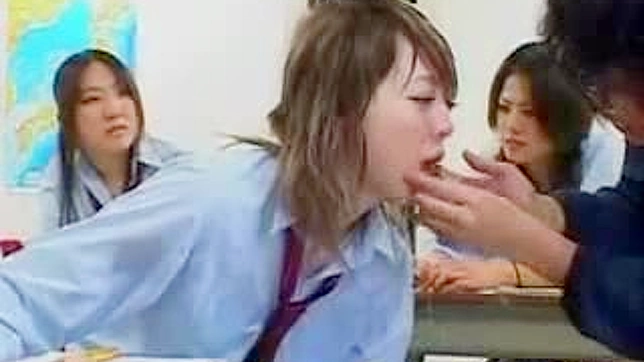 亚洲校服少女的秘密欲望被揭露