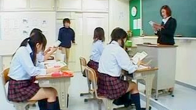 亚洲校服少女的秘密欲望被揭露