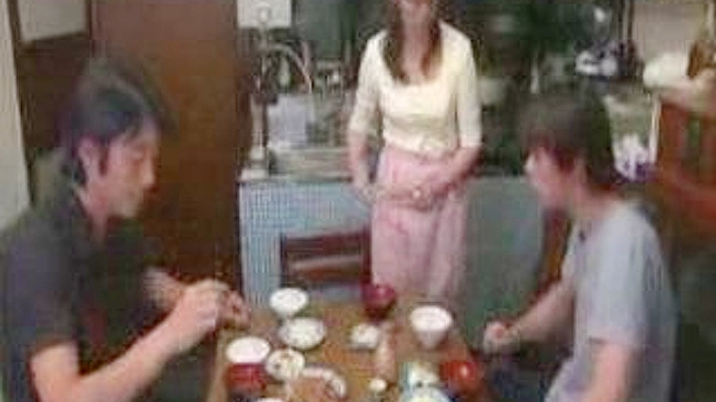 继母的秘密欲望在这个亚洲色情视频中得到满足