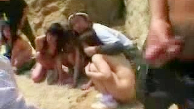 变态快感：亚洲女孩逃跑被色欲男阻止