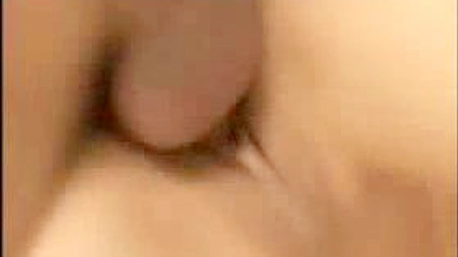 毫无准备的亚洲女孩与男人们疯狂变态游戏