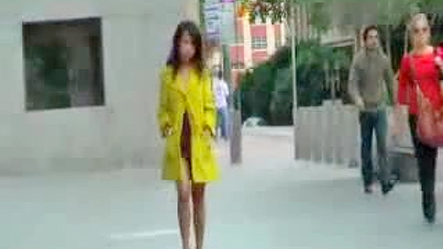 公共曝光：性感东方模特变得调皮惹火