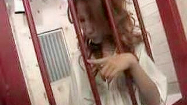 独自手淫 — 监狱中的东方美人