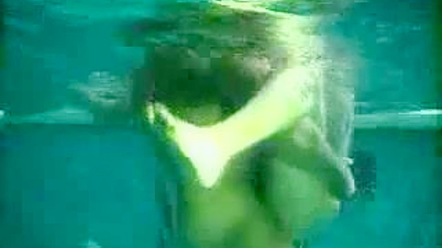 在泳池中被抓住并疯狂做爱的日本女孩冒险记