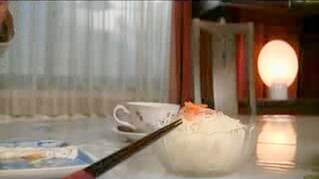 性感日本女郎在激情淋浴中变成狂野狂欢