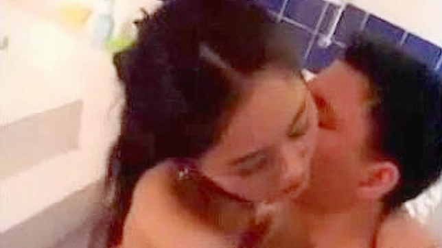 不满的业余女孩在床上与陌生人狂野做爱