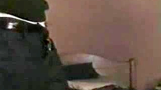 业余女子在激烈的东方性爱中被拍下视频。