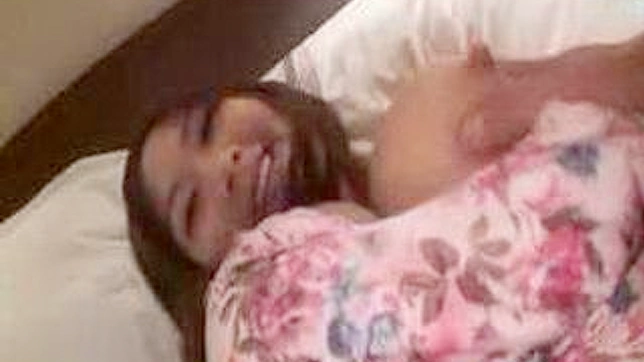 丰满胸部的亚洲女孩在床上被疯狂干翻了