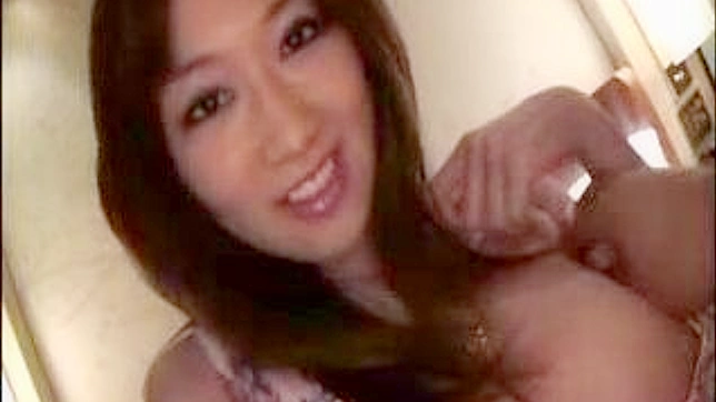 丰满胸部的亚洲女孩在床上被疯狂干翻了