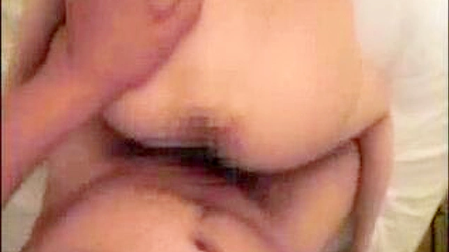 丰满胸部的亚洲女孩在床上被疯狂干翻了