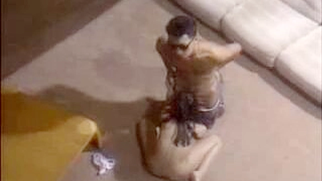 日本女孩在地板上展示大胸 amateur 性爱视频