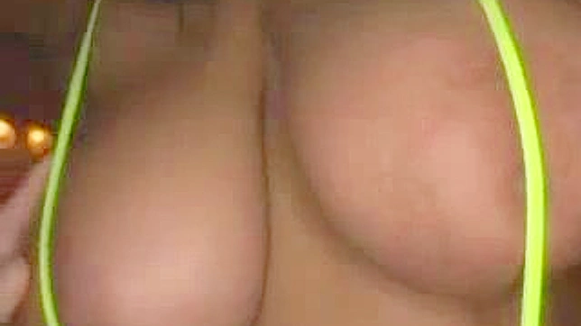 亚洲女孩与男孩玩得火辣，抚摸她的胸部和他的勃起。