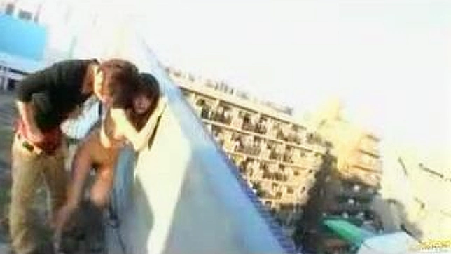 变态男孩在楼顶操弄东方女孩