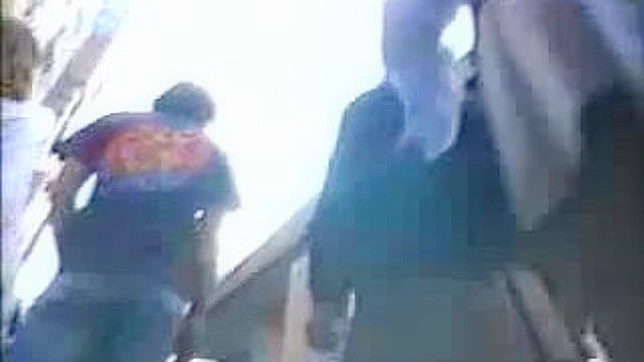 性感女学生在JAV街头走光诱惑