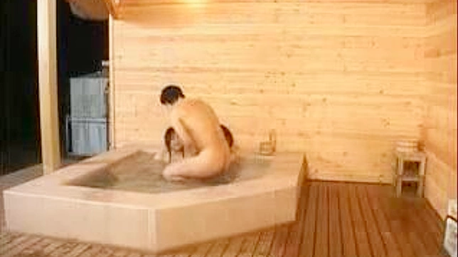 害羞男孩在泳池边幸运遇到两位日本女孩的艳遇