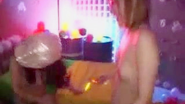 与狂野湿身的日本辣妹们的疯狂派对夜