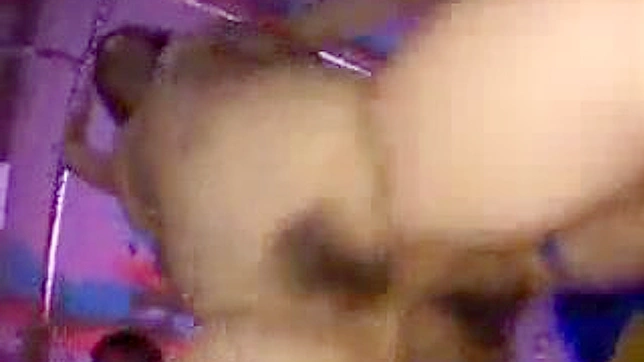 与狂野湿身的日本辣妹们的疯狂派对夜