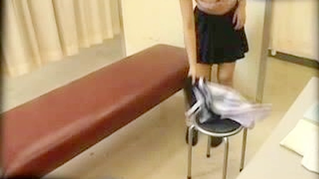 校医秘密恋情：偷窥亚洲色情之旅的奇幻体验