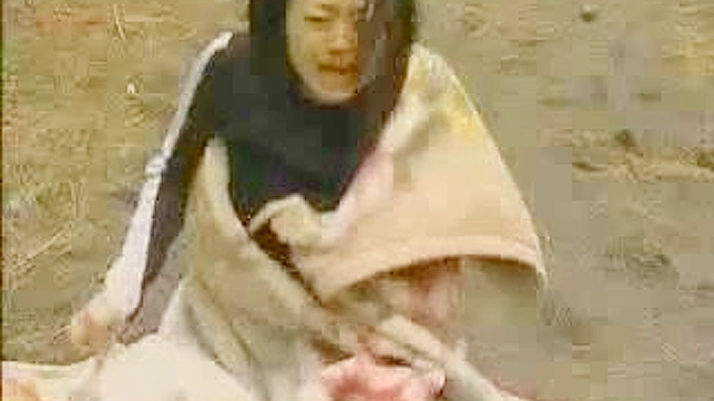 亚洲美人被绑：荒街上的变态陌生人虐待