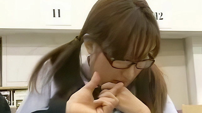 图书馆内少女遭侵犯后被猛烈肏射