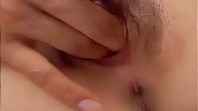多毛亚洲女被两男手指探秘