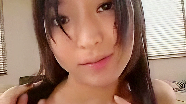 悲伤男孩被忠实少女女佣安慰振作起来