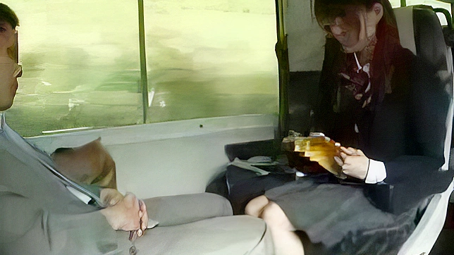 亚洲学生妹在火车上