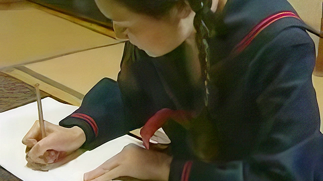 少女做作业时被继父操了