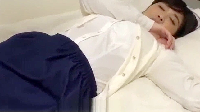 日本老师药后激情自拍高潮射精