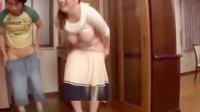 日本色情视频：大胸女教师上门服务，口交与舔阴