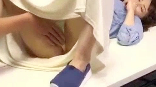 日本女教师与棕发青少年情侣的激烈肛交体验