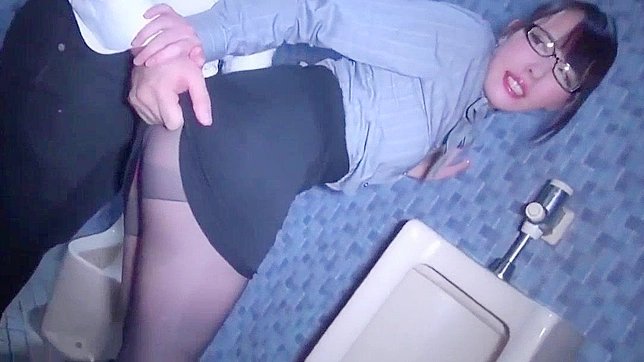 日式禁忌三人行：毛多教师与无删减肛交震动棒快感