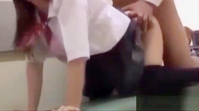 日本少女走廊中给老师口交并接受内射