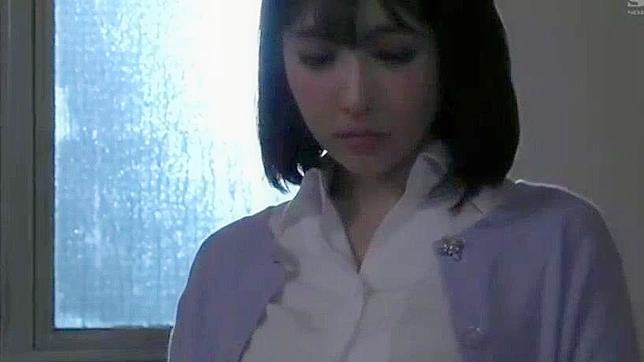 日本教师在暴风雨中与巨乳JAV偶像的奶油性爱