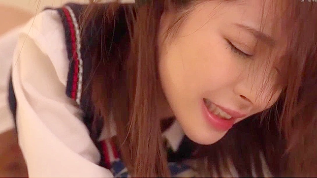 日本色情片：毛茸茸的棕发少女Kana与丝袜三人性爱