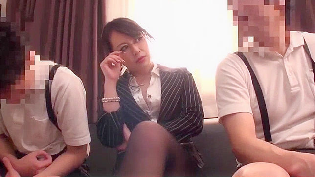 日本色情视频：最佳教师与学生群体性爱，丝袜、手交和深喉无删减版。