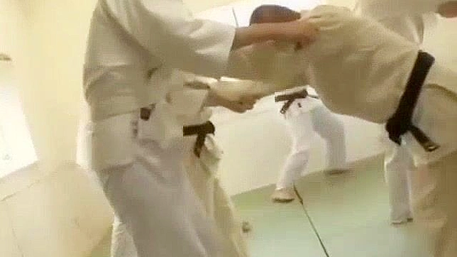 日本毛茸女柔道教師的三人激情群交体验