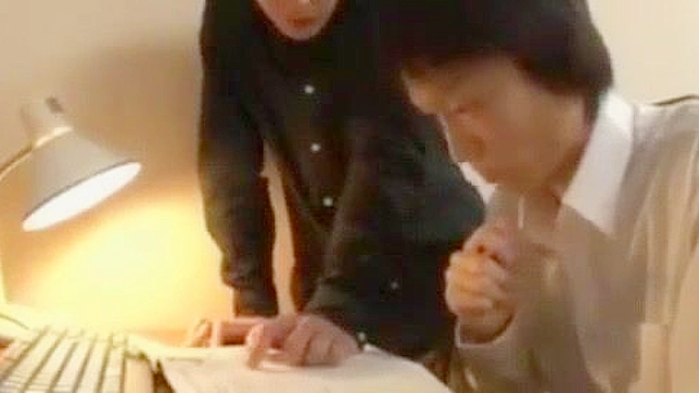 日本AV中的熟女教师令人难以置信的口技技巧展示