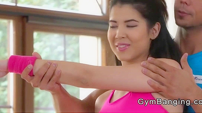 释放你的女神本性，尽情享受这场无删减瑜伽课