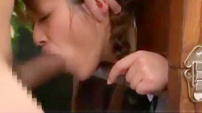 日本教师办公室幻想：被学生深喉、手指和口交体验