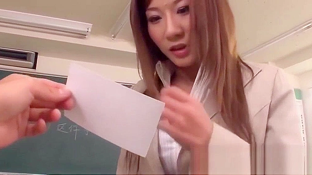 日本女教師與學生的高清激烈口交群戰