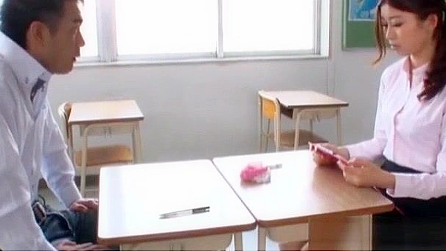 亚洲女教师的狂野之旅，与阳具和假阴茎狂欢！面部射精高潮！