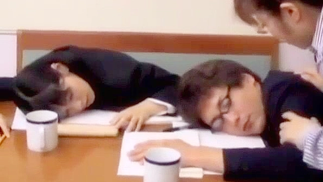 与笨蛋淫荡女教师的日本三人行