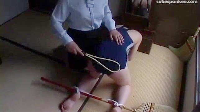 日本熟女将大屁股女王鞭打带到青少年教室