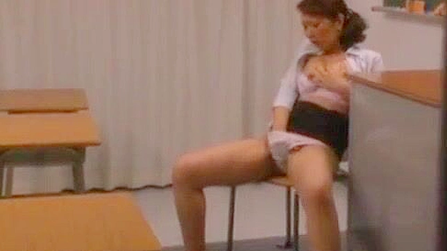 日本熟女老师穿内衣抚摸私处自慰 amateur 自拍
