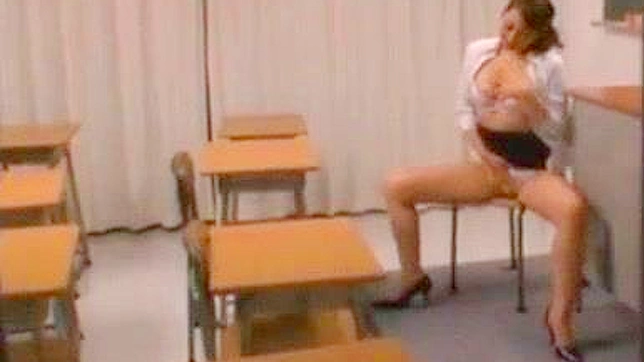 日本熟女老师穿内衣抚摸私处自慰 amateur 自拍