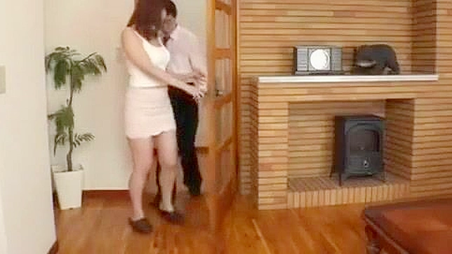 继母幻想：成熟老师口交与淋浴手淫的亚洲激情体验。