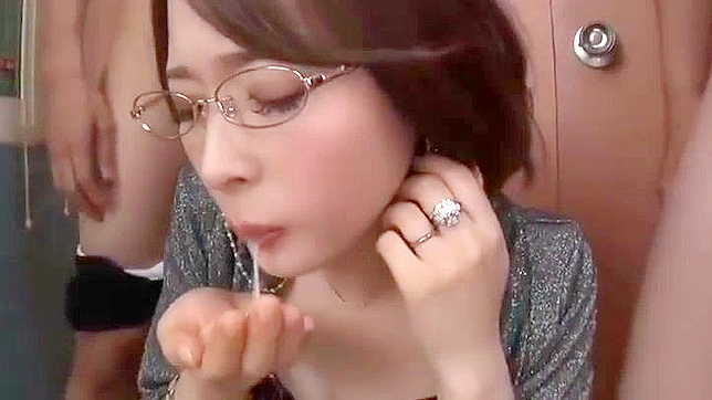 狂野日本女教師的奶油口交與手淫派對