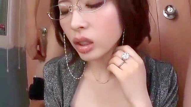 狂野日本女教師的奶油口交與手淫派對