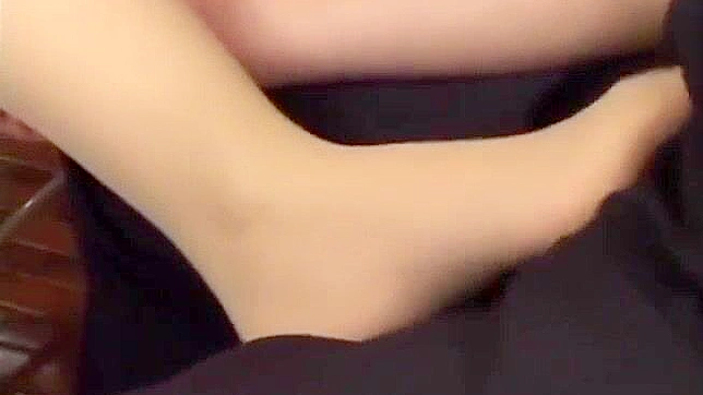 日本办公室美女Eri用巨乳进行火热手淫和口交服务